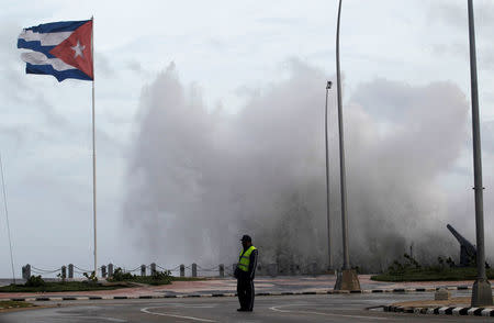 <p>Fuerte oleaje en el Malecon de La Habana, Cuba (REUTERS) </p>