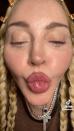 <p>En abril pasado la diva dejó a todos boquiabiertos con este video de TikTok —uno de muchos que ha colgado <a data-i13n="cpos:1;pos:1" href="https://peopleenespanol.com/celebridades/madonna-tiktok-ray-of-light-memes/" rel="nofollow noopener" target="_blank" data-ylk="slk:haciendo gestos bizarros;cpos:1;pos:1;elm:context_link;itc:0;sec:content-canvas" class="link ">haciendo gestos bizarros</a>— y que la han convertido en todo un fenómeno en la plataforma.</p> 