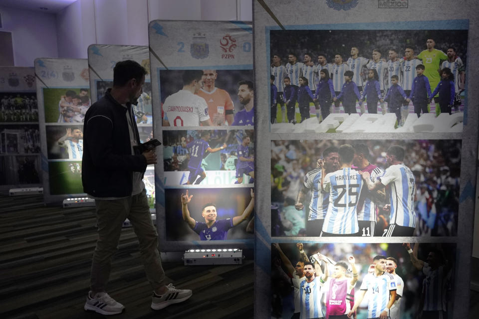 Un hombre mira a una pantalla donde se muestran imágenes del seleccionado de fútbol de Argentina el martes 15 de agosto de 2023 en Hialeah, Florida. La AFA anunció sus planes de construir un predio de alto rendimiento en el área de Miami y de crear una academia para divisiones inferiores en Estados Unidos. (AP Foto/Marta Lavandier)