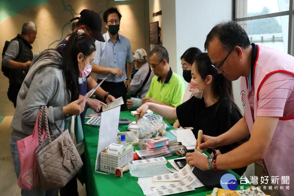 「石門水庫60年紀念郵票」正式發行民眾搶鮮購買。