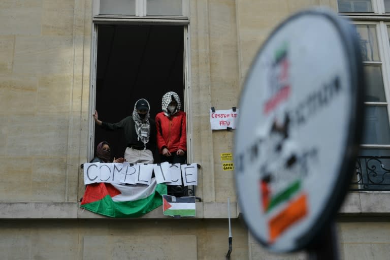 Des manifestants pro-palestiniens à Sciences Po Paris, le 26 avril 2024 (Dimitar DILKOFF)