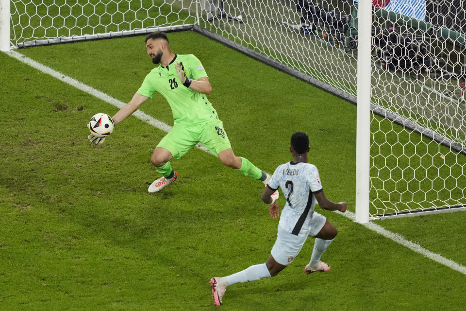 Giorgi Mamardashvili, portero de Georgia, ha sido uno de los mejores arqueros en la Euro 2024. (AP Foto/Andreea Alexandru)