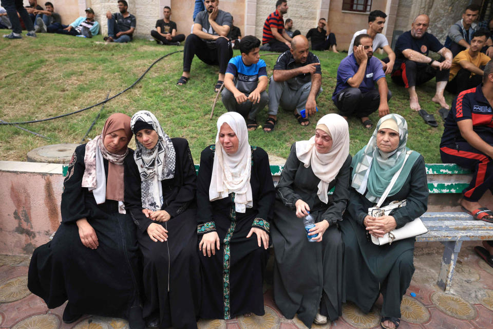 Palestinians mourn the death of their relatives (Mahmud Hams / AFP - Getty Images)