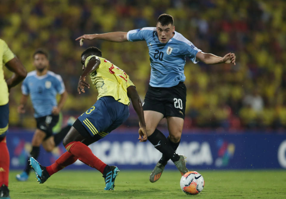 Federico Viiñas disputando un balón con Carlos Terán en partido entre Uruguay y Colombia Sub 20.   Foto Archivo: REUTERS/Luisa Gonzalez