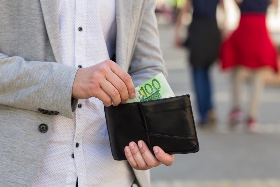 Große Geldscheine mit sich zu tragen, hilft laut einer Psychologin dabei, Geld zu sparen. - Copyright: dobok / iStock / Getty Images Plus