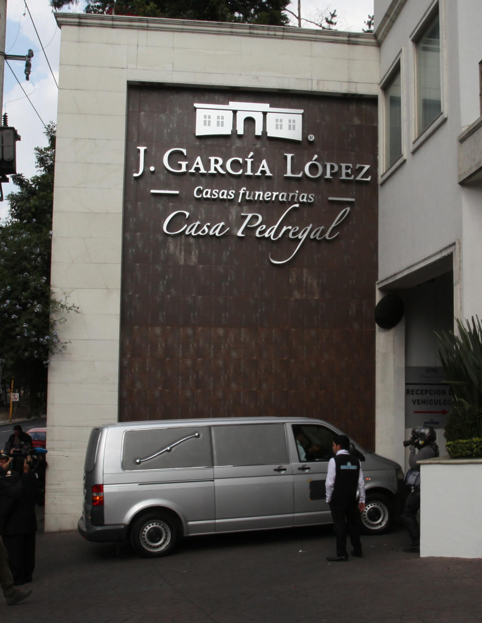 El vehículo con el cuerpo del laureado escritor colombiano Gabriel García Márquez ingresa a la funeraria J. García López en ciudad de México, el jueves 17 de abril de 2014. Garcia Marquez murió el jueves en su casa en la capital mexicana. (AP Photo/Marco Ugarte)