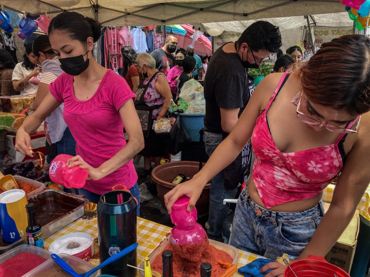 Micheladas en Tepito, uno de los sitios clásicos para consumir estos productos. (Cuartoscuro)