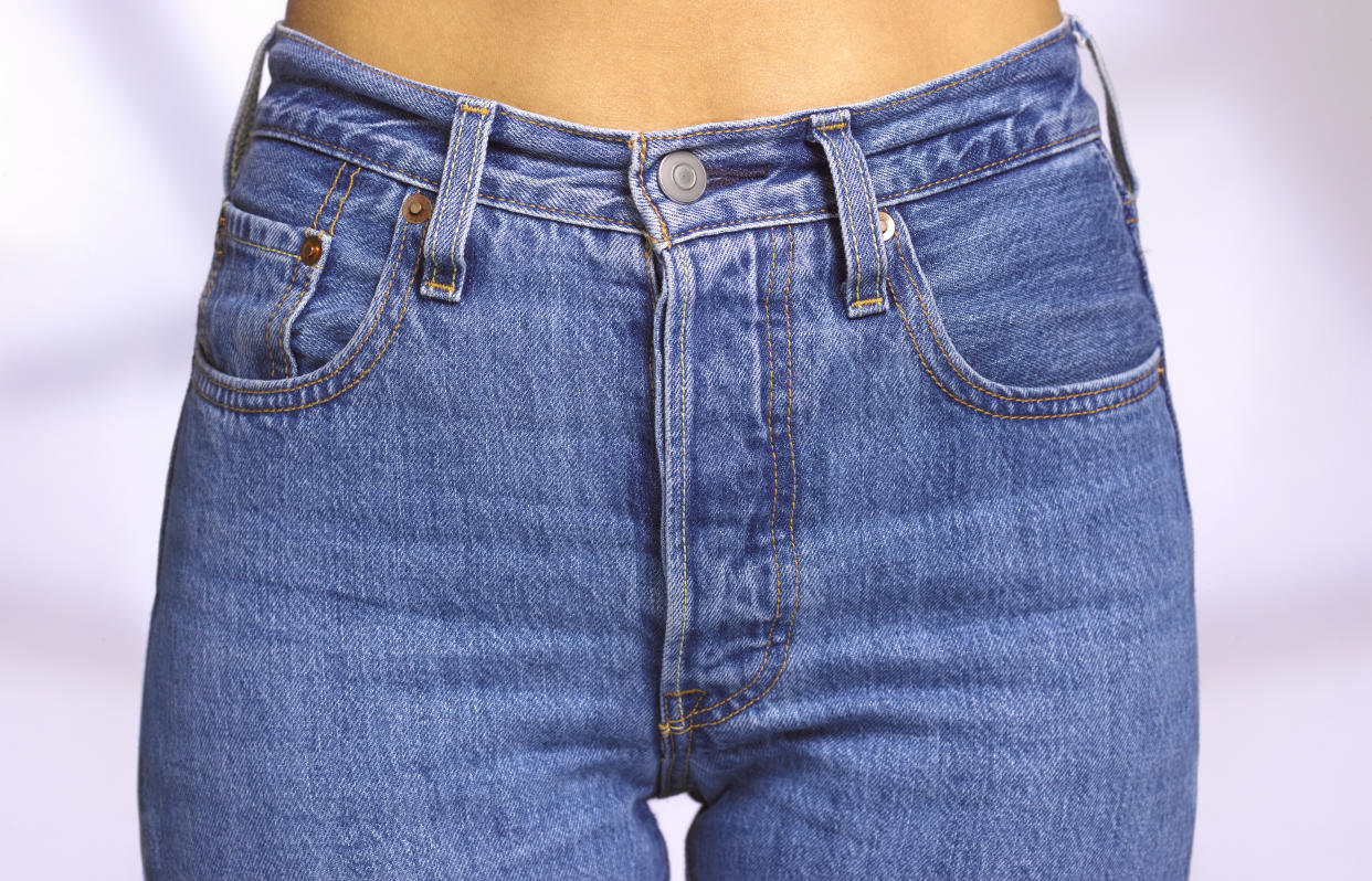 Uno de los grandes fabricantes mundiales de jeans, no solo recomienda utilizar al menos 10 veces los pantalones de mezclilla antes de meterlos en la lavadora, sino que además sugieren: “Siempre darle la vuelta a los jeans antes de lavarlos” (Foto:Getty)