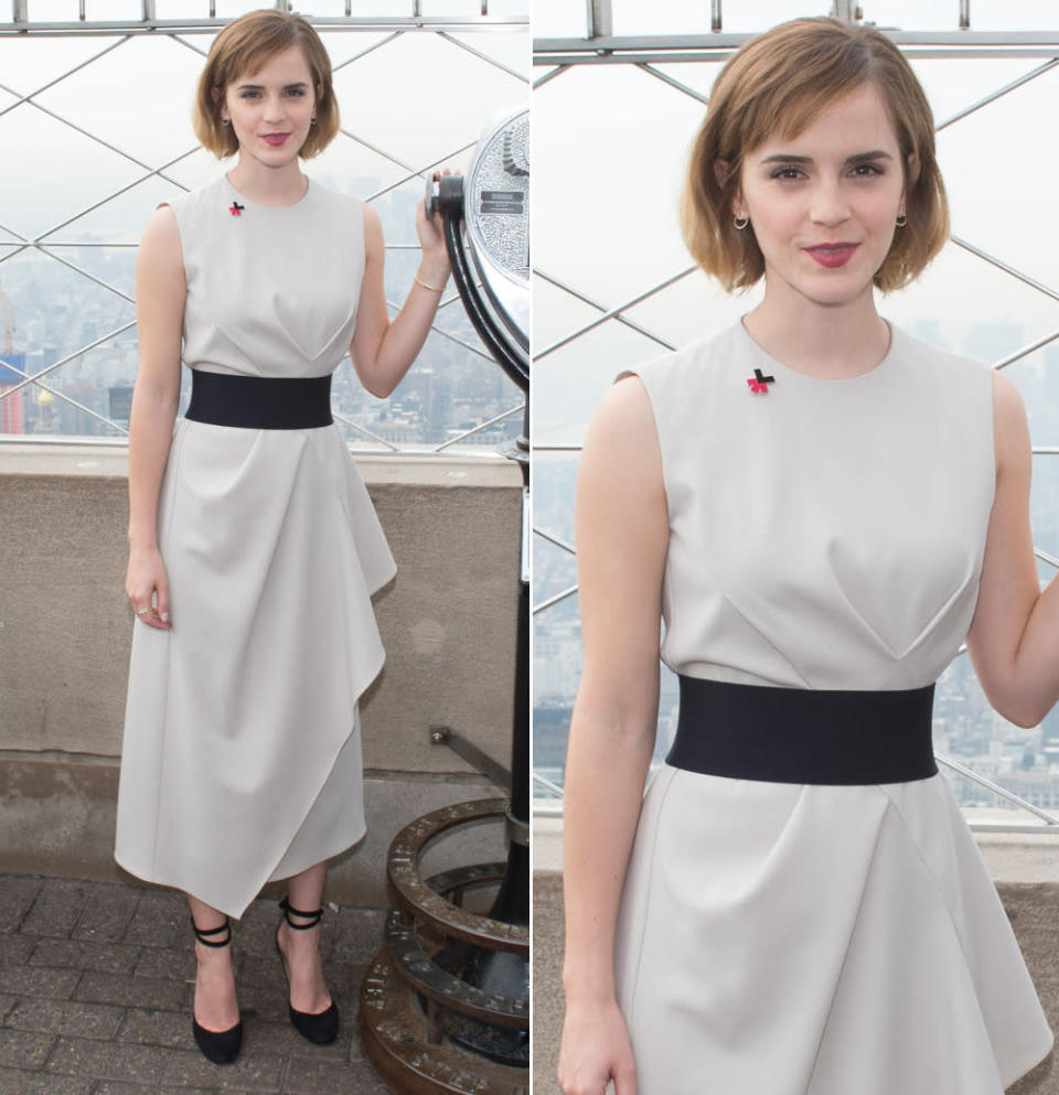 Oh, so ladylike dagegen: Emma Watson beim Event auf dem Empire State Building anlässlich des Weltfrauentags in einem reduzierten Look von Narciso Rodriguez mit Wespentaille, den sie mit Riemchenpumps von Gianvito Rossi perfekt abrundete. Wie immer makellos, liebe Emma! (8. März 2016, Bild: ddp)