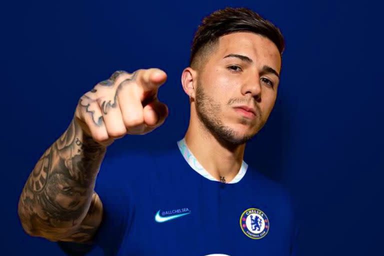 Imagen editada por un hincha, de Enzo Fernández con la camiseta del Chelsea; el argentino llega a Londres este miércoles