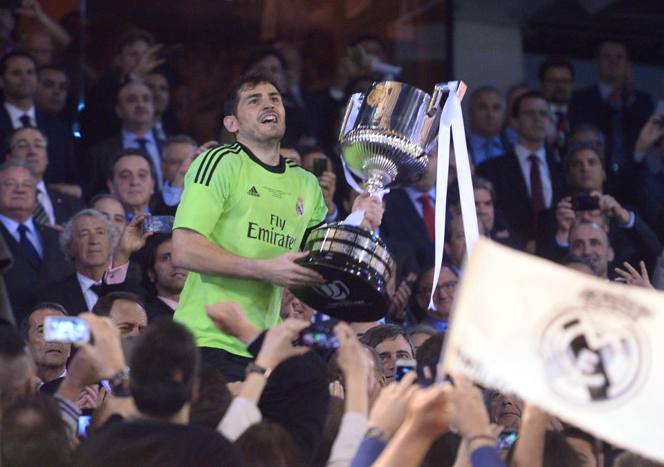 Real's Real goalkeeper Iker Casillas lifts the trophy after winning the final of the Copa del Rey between FC Barcelona and Real Madrid at the Mestalla stadium in Valencia, Spain, Wednesday, April 16, 2014. Real defeated Barcelona 2-1. (AP Photo/Manu Fernandez)