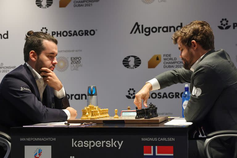 Ian Nepomniachtchi y Magnus Carlsen deben enfrentarse en una serie por el Campeonato Mundial, pero el noruego no quiere volver a medirse con el ruso, al que se impuso en diciembre.