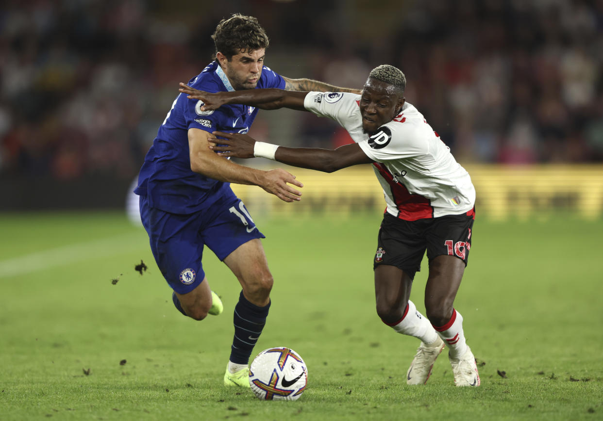 Chelsea's Christian Pulisic, left, challenges for the ball with Southampton's Moussa Djenepo during the English Premier League soccer match between Southampton and Chelsea at St Mary's Stadium, Southampton, England, Tuesday, Aug. 30, 2022. (AP Photo/Ian Walton)