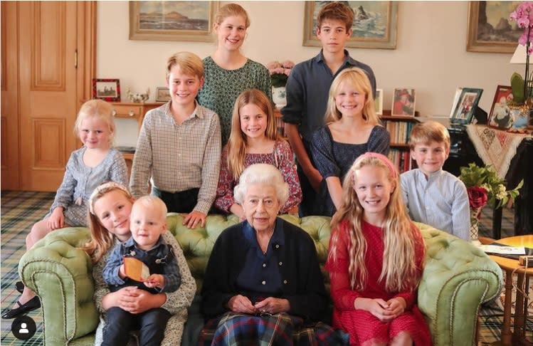 la reina Isabel II rodeada de 10 de sus nietos y bisnietos