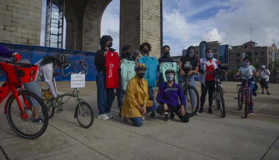 Mujeres afganas refugiadas salen a rodar en paseo ciclista de Reforma