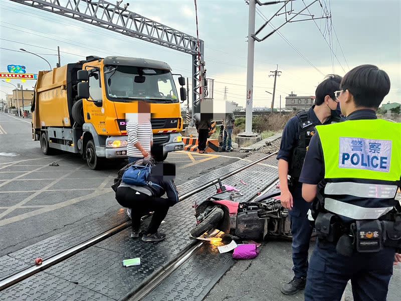 老翁騎車行經佳冬鄉佳和路時，與鄉公所的清潔車發生碰撞。（圖／翻攝畫面）