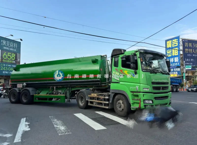 ▲4日上午，台南市永康區發生死亡車禍，一台油罐車與機車發生碰撞，騎士明顯死亡。（圖／翻攝台南道路救援（張家班)）