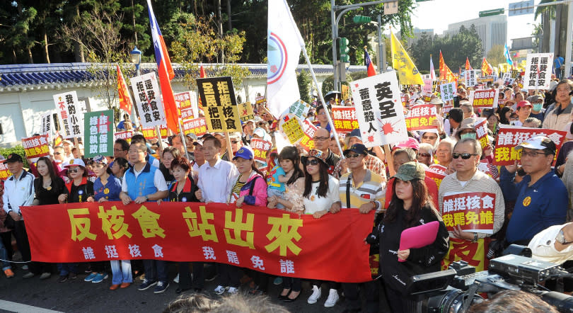  蔡政府2016上任時研擬開放日本核災區食品，國民黨舉辦「反核食、站出來」陳抗活動，當時就連綠營執政縣市也受到不少壓力。（圖／報系資料庫）