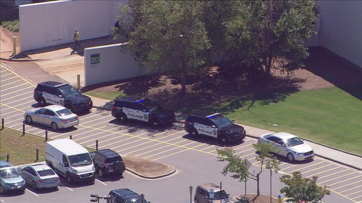 Les officiers ripostent, tirant sur un homme armé accusé de vol à l’intérieur de Concord Mills, selon la police