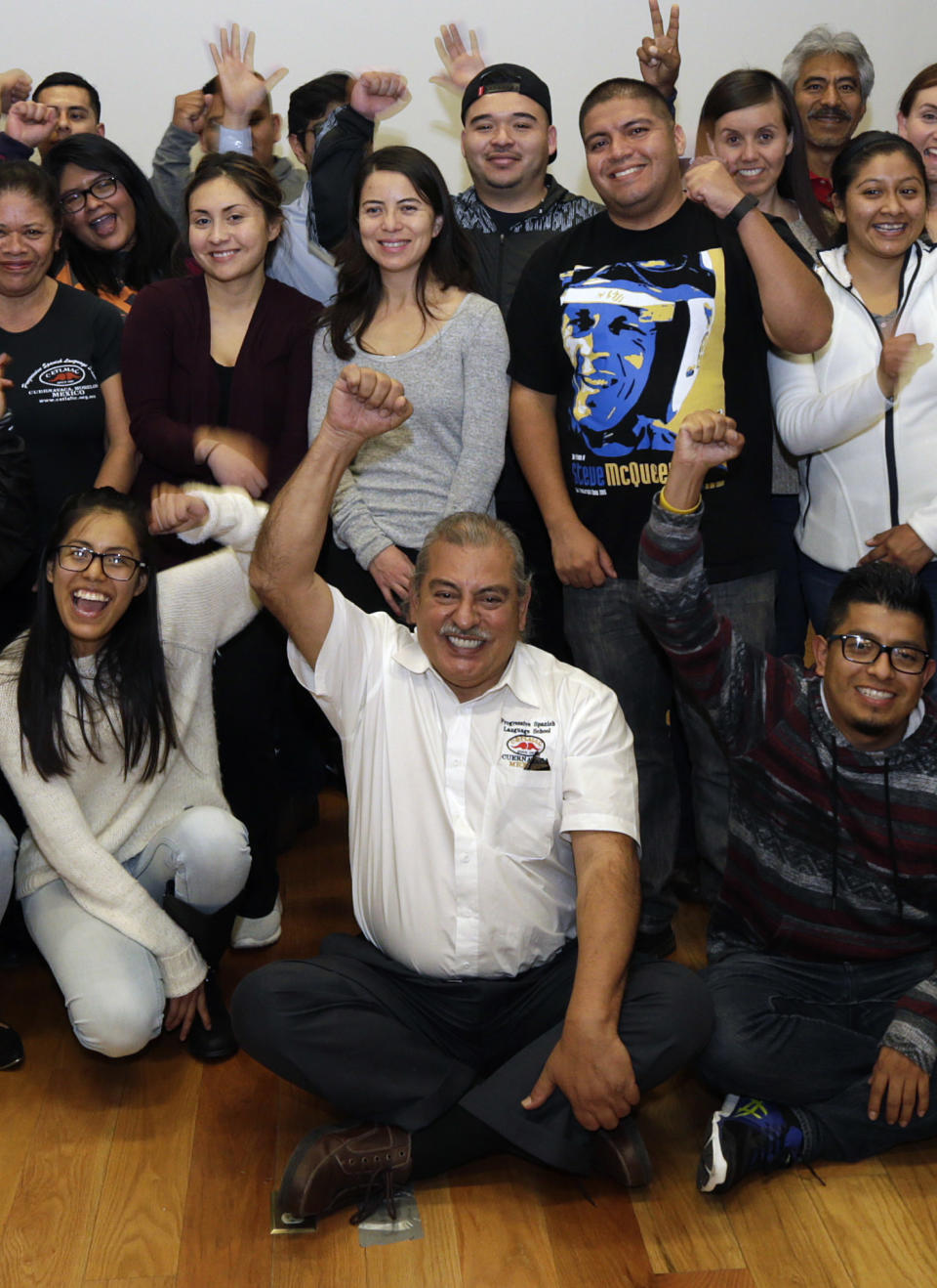 En esta imagen, tomada el 22 de diciembre de 2016, Armando Vázquez-Ramos, profesor de estudios Chicanos en la California State University que tiene un programa a ambos lados de la frontera (centro), posa para una foto con sus estudiantes en la Ciudad de México, en su primer día de regreso a su país natal y tras una sesión de terapia de grupo para ayudarles a asimilar la situación. (AP Foto/Marco Ugarte)