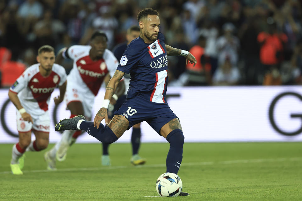 Neymar anota de penal en el empate del París Saint Germain ante el Mónaco en la liga francesa el domingo 28 de agosto del 2022. (AP Foto/Aurelien Morissard)