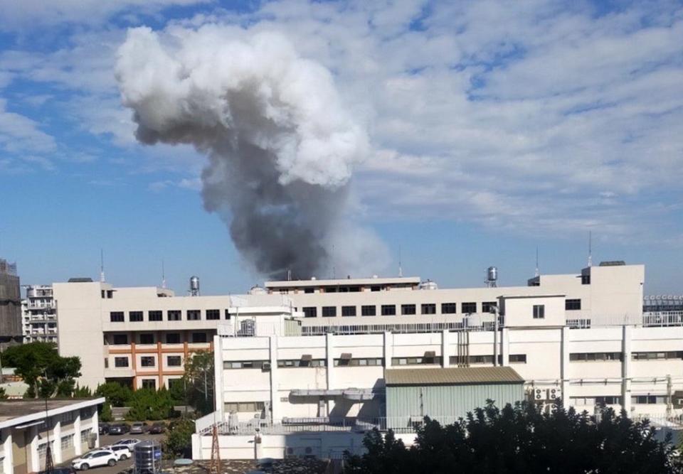 漢翔航空公司西屯廠區昨日發生氣爆意外，現場冒出大量白煙。（記者陳金龍攝）