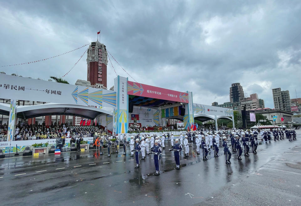 中華民國中樞暨各界慶祝111年國慶大會10日在總統府前登場，國軍三軍樂儀隊整齊劃一的動作吸引眾人目光。(中央社) 