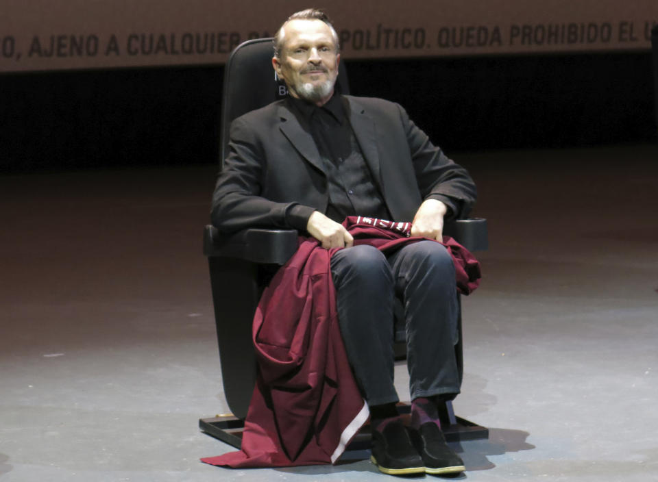 El cantante y actor español Miguel Bosé devela una butaca con su nombre durante una charla sobre la película "Tacones lejanos" en el Festival Internacional de Cine de Morelia en Morelia, México, el lunes 23 de octubre de 2023. (Foto AP/Berenice Bautista)