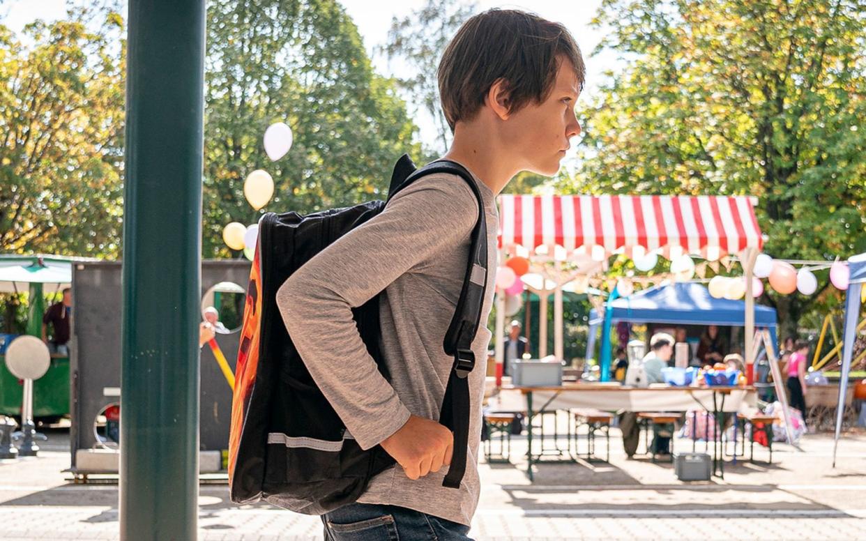 Ein Neunjähriger, vor dem eine Grundschule im Ludwigshafener "Tatort" erzittert. Trotz eines Verbots betritt der Viertklässler Marlon am Morgen des Schulfests entschlossen den Schulhof. Als er wenig später tot ist, scheinen viele, die ihn kannten, erleichtert. Es war der erzählerische Ausgangspunkt eines ziemlich perfiden "Tatorts". (Bild: SWR / Christian Koch)