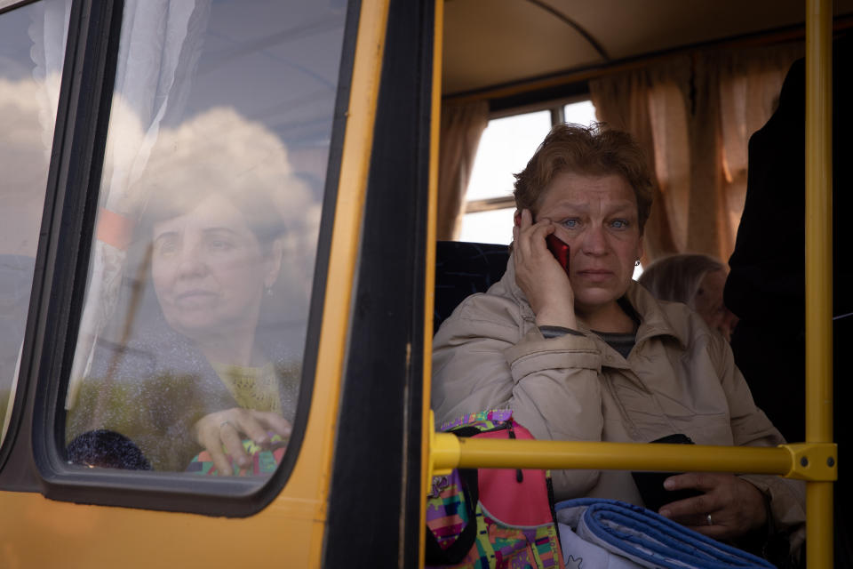 Ein Bus-Konvoi hatte am Wochenende rund 100 Zivilisten aus dem von russischen Soldaten belagerten Stahlwerk Azovstal gebracht (Bild: by Chris McGrath/Getty Images)