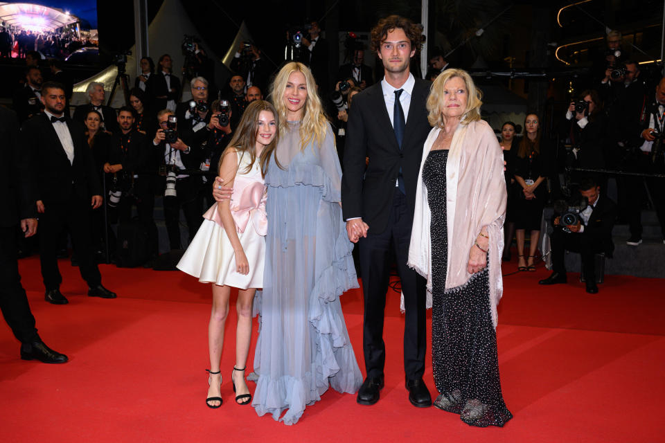 Marlowe Sturridge, Sienna Miller, Oli Green et Josephine Miller (Photo by Lionel Hahn/Getty Images)