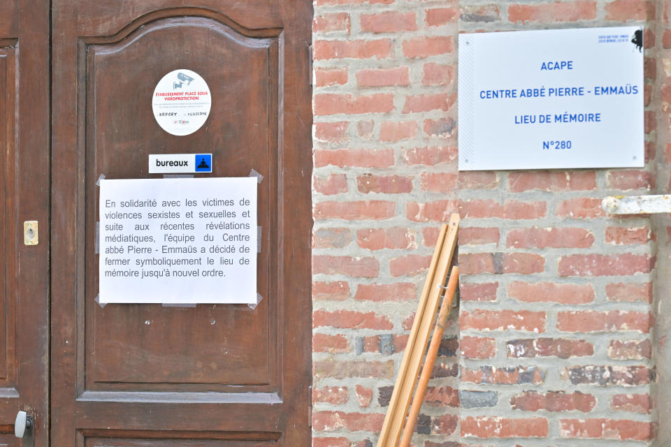 Photographie prise le 25 juillet à l'entrée du Centre Abbé Pierre - Emmaüs, dont les portes sont désormais fermées au public, avec un message de soutien aux victimes de ces actes lisible par tous.