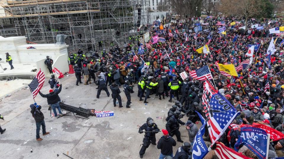 Policías del Capitolio intentando contener a los seguidores de Trump.