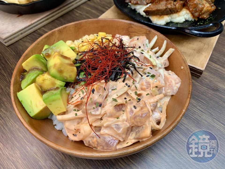 「夏威夷生魚飯 Poke」擺著切塊的辣鮪魚、酪梨、玉米，拌著吃味道清爽，吃得到辣椒絲的微微辣味。（380元／份）