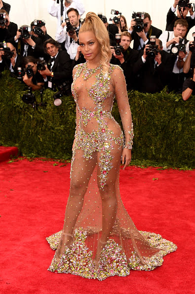 Y también se inspiran en ella. Y el vestido de alto impacto de Givenchy que Beyoncé llevó para la Gala del MET del año pasado. Transparencias, curvas, brillos, ¡una explosión de sensualidad! - Foto: Larry Busacca/Getty Images