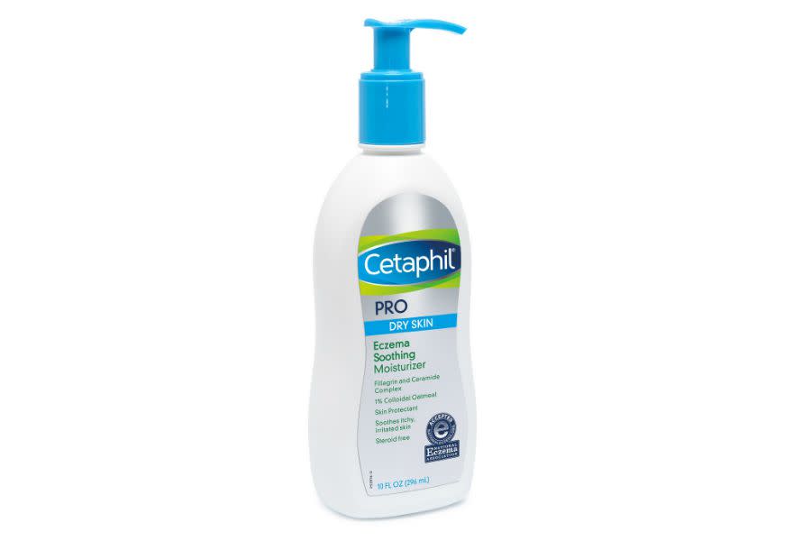 <h3>Cetaphil 肌膚修護身體保濕霜</h3> <p>含有1%燕麥膠體，乳液狀的保濕霜不油膩、不含香料防腐劑。神經酰胺和Filaggrin複合物的獨特組合，讓肌膚保有水分，打造柔軟光滑的肌膚。10oz，USD$13.29，約NT.410</p>   <cite>Cetaphil</cite>