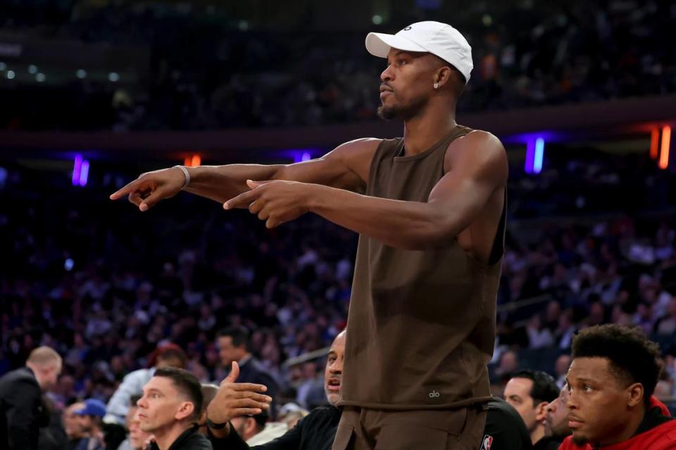 El jugador del Heat Jimmy Butler le da instrucciones a sus compañeros de equipo en el segundo juego del playoffs ante los Knicks, el 2 de mayo de 2023 en Nueva York.