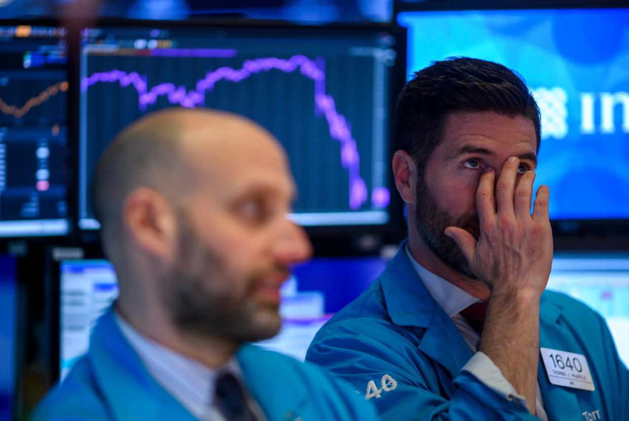 Brokers de la Bolsa de Nueva York observan el castigo que están sufriendo los principales índices del mercado. (Foto: JOHANNES EISELE/AFP via Getty Images)