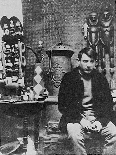 Pablo Picasso en su estudio de Montmartre con su colección de esculturas africanas, 1908. <a href="https://commons.wikimedia.org/wiki/File:Pablo_Picasso_in_his_Montmartre_studio,_1908.jpg" rel="nofollow noopener" target="_blank" data-ylk="slk:Franck Gelett Burgess/Wikimedia Commons;elm:context_link;itc:0;sec:content-canvas" class="link ">Franck Gelett Burgess/Wikimedia Commons</a>