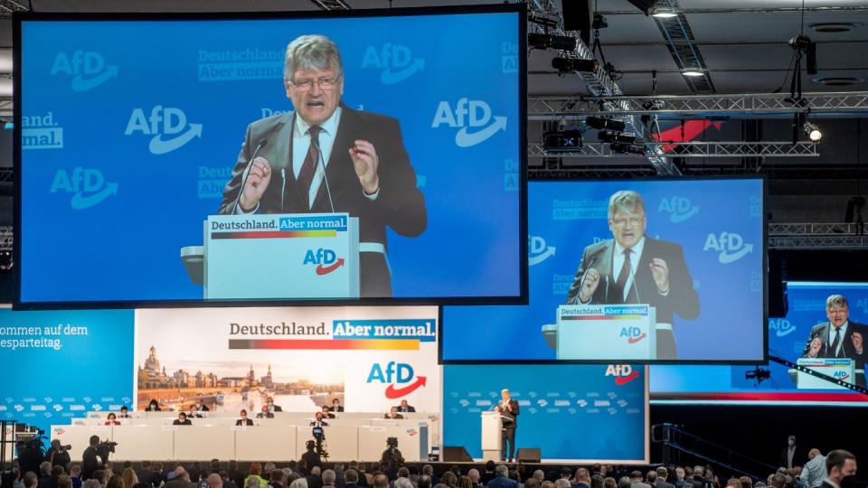 Jörg Meuthen spricht in der Dresdener Messehalle beim Bundesparteitag der AfD zu den Delegierten.