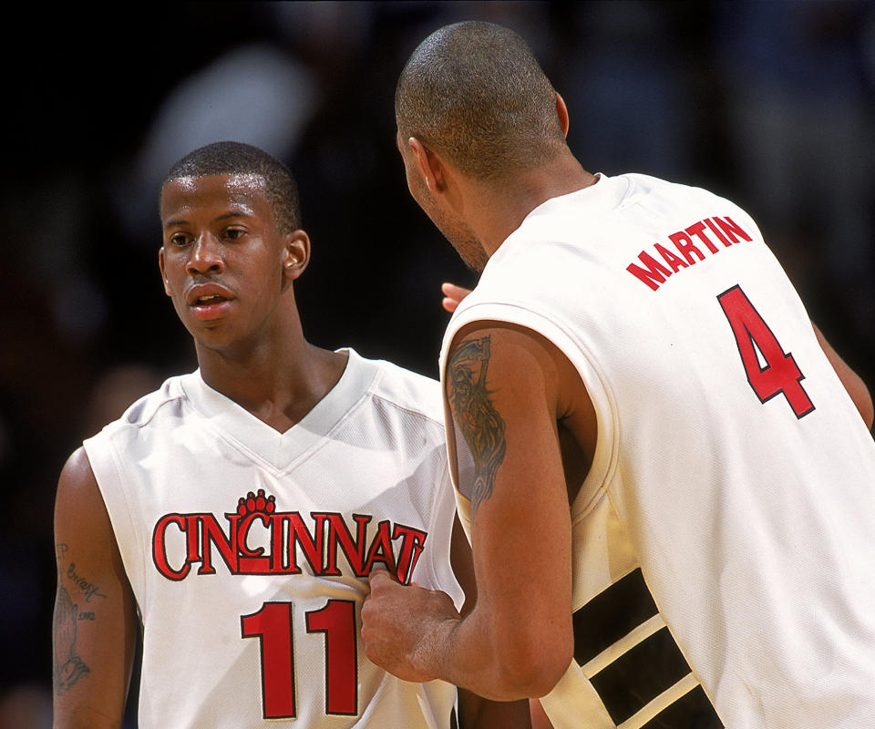 Cincinnati's Kenny Satterfield (L) listens to Kenyon Martin during a game against the UNC Tar Heels. (Credit: Jonathan Daniel/Allsport)