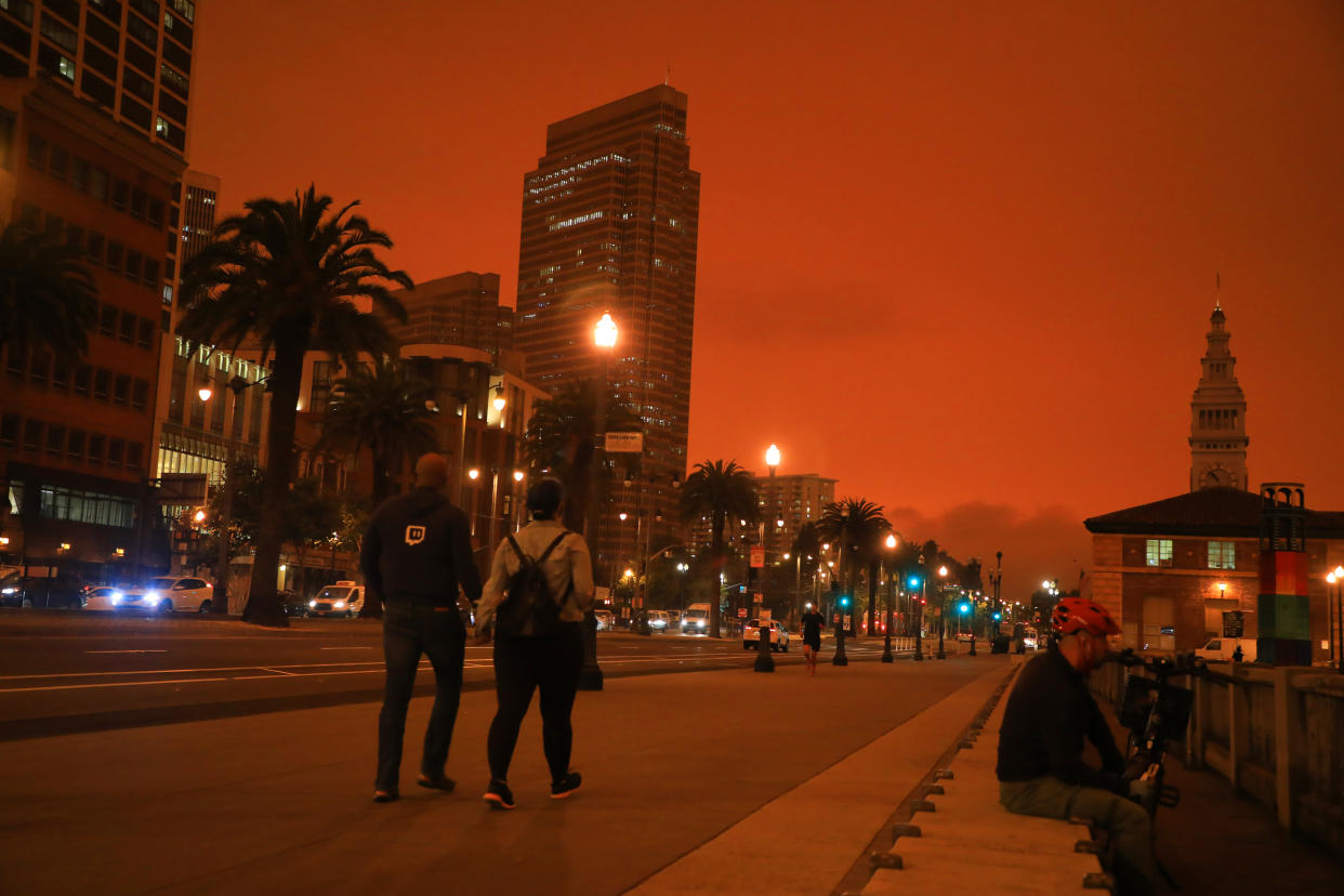 El cielo resplandece con un tenue color naranja a través de la neblina y el humo de los incendios forestales regionales en el distrito de Embarcadero de San Francisco en la mañana del miércoles 9 de septiembre de 2020. (Jim Wilson/The New York Times)