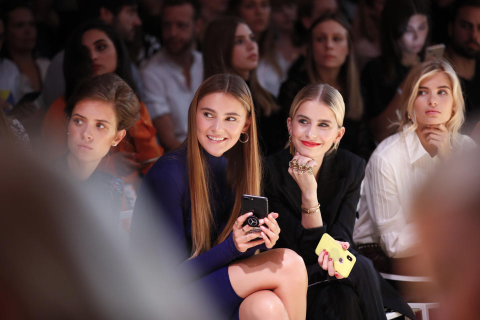 <p>“Babylon Berlin”-Star Liv Lisa Fries, GNTM-Gewinnerin Stefanie Giesinger und Instagram-Star Caro Daur strahlen kurz vor Beginn der Fashion Show in der Front Row bei Marc Cain. </p>