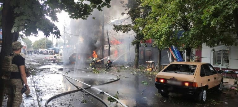 Los bomberos tratan de apagar un incendio desatado en un edificio tras un ataque ruso en Kostantínovka, al este de Ucrania, una imagen tomada y divulgada el 6 de septiembre de 2023 por el Ministerio del Interior ucraniano (-)