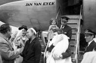 <p>Le 25 avril 1959, Joséphine Baker arrive en France avec Mara, le dixième enfant qu’elle a adopté, dans les bras d’une hôtesse de l’air.</p>