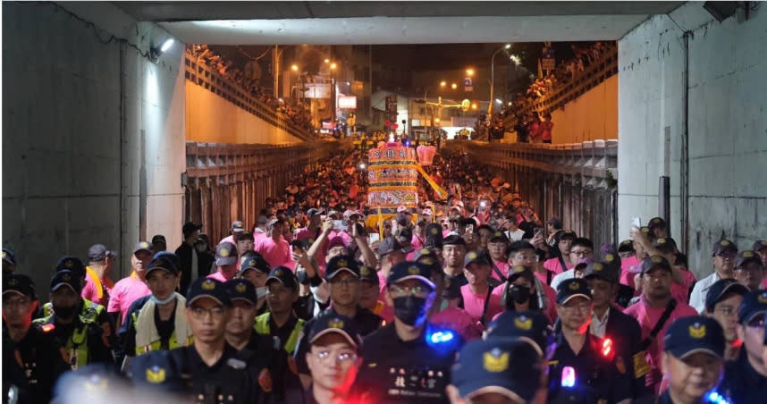 大甲媽昨（6日）深夜11時許抵達彰化民生地下道，鑾轎在600名警力的護送下順利通過，並未發生「搶轎」衝突。（圖／擷取自Facebook／大甲鎮瀾宮）