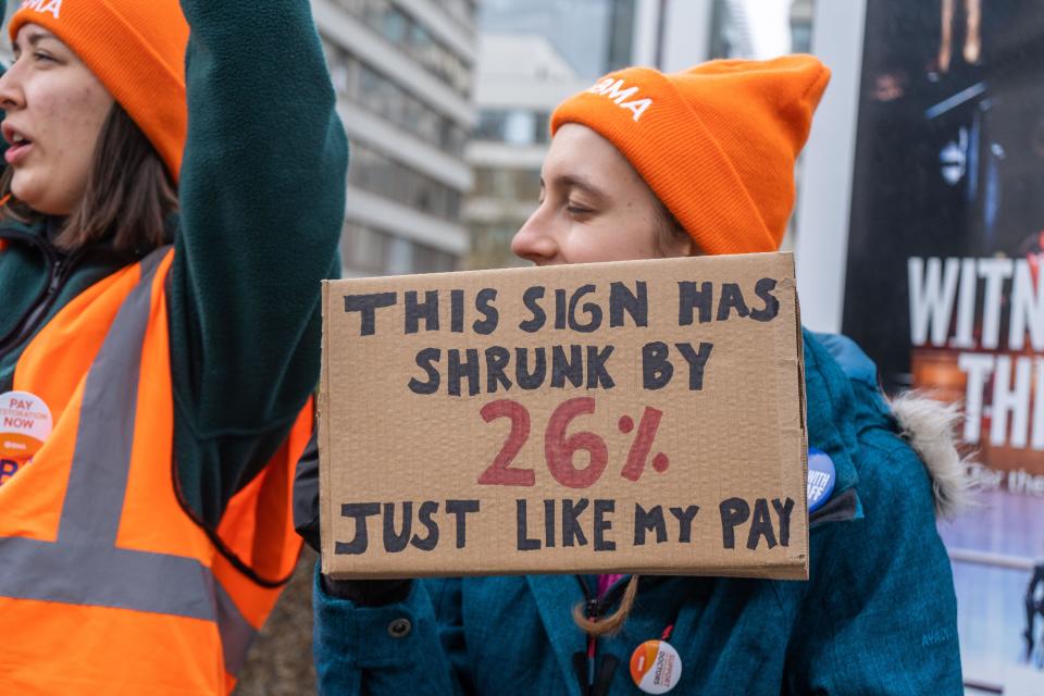 London, UK. 14 April 2023. Junior doctors with signs picket outside Saint Thomas hospital, London as the demand a 35 percent increase in pay on the last day of a four day 96 hour strike announced by the (BMA) British Medical .Association Credit: amer ghazzal/Alamy Live News