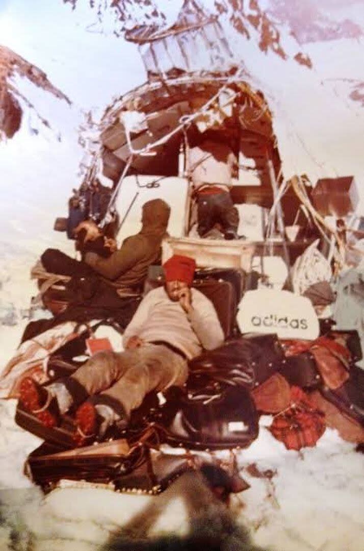 Esta imagen la tomó Tintín Vizintín. Nando Parrado, con el gorro rojo, está encima de las valijas. Allí estuvieron ocho días pelando, uniendo y aislando cables 