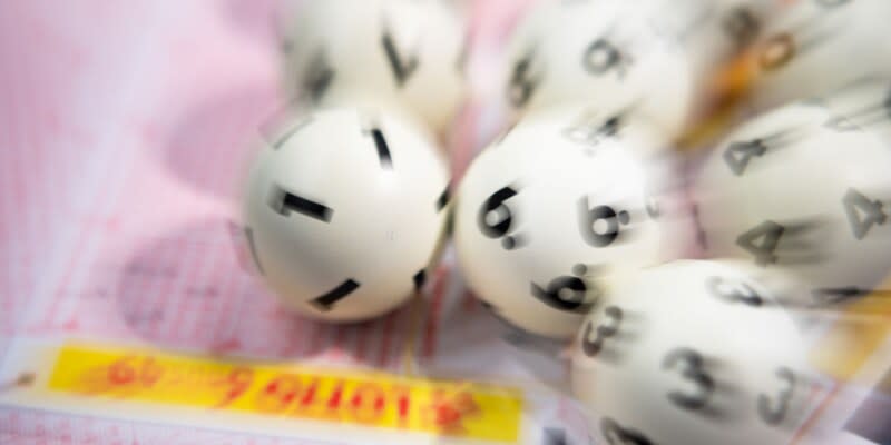 Lotto-Kugeln liegen auf einem Lottoschein.<span class="copyright">Tom Weller/dpa/Symbolbild</span>