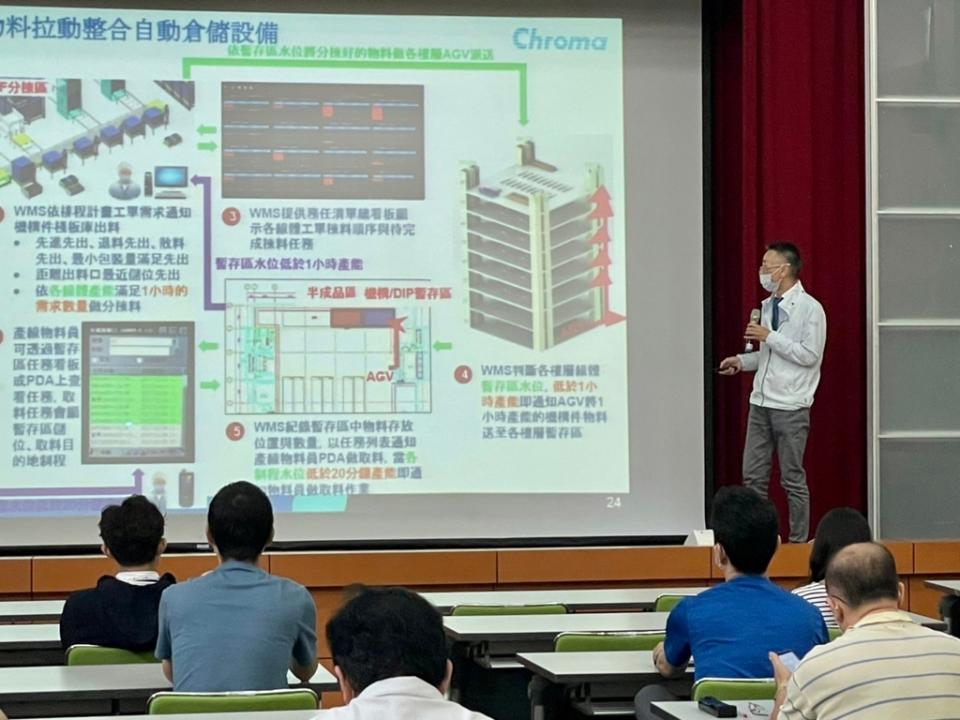 《圖說》說明會集結16家數位系統供應(SI)廠商，展現各類新北專屬優惠的軟硬體解決方案，吸引電子零組件、機械等製造業者熱烈參與。〈經發局提供〉